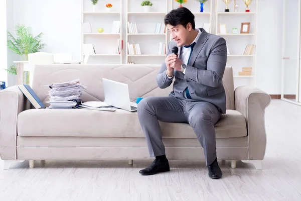 Üzgün işadamı ofiste şarkı söylüyor.