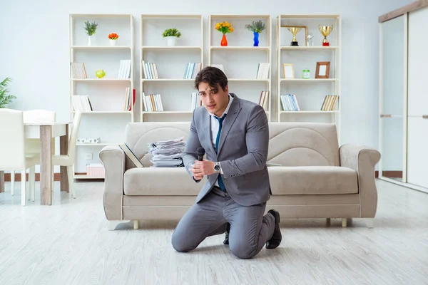 Ofiste kutlama yapan sarhoş iş adamı.