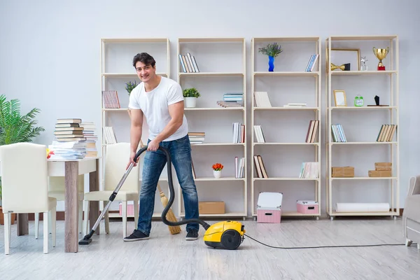 Adam evi temizliyor.