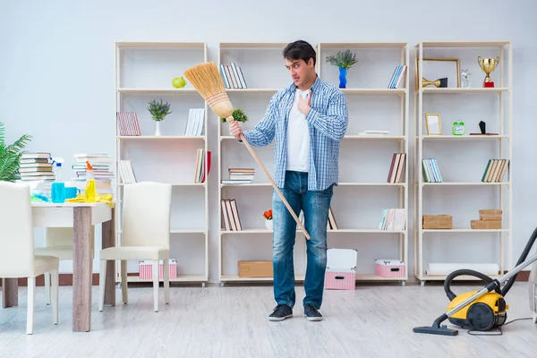 Han städar hemma. — Stockfoto