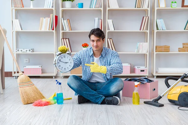 Adam evi temizliyor.