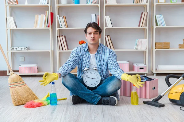 Adam evi temizliyor.