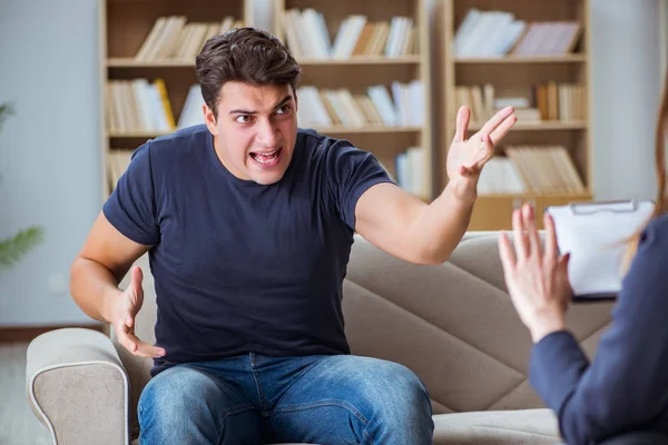 Hasta muayene için psikiyatriste gidiyor.