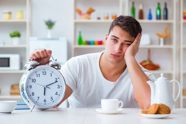 Hombre con despertador durmiendo en el desayuno — Foto de Stock