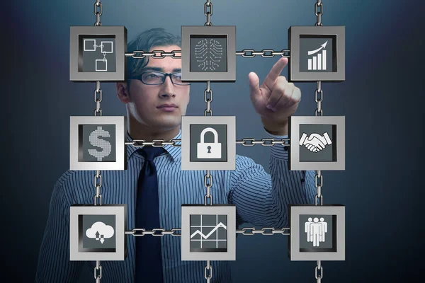 Engelleme zinciri kripto para birimi kavramında iş adamı