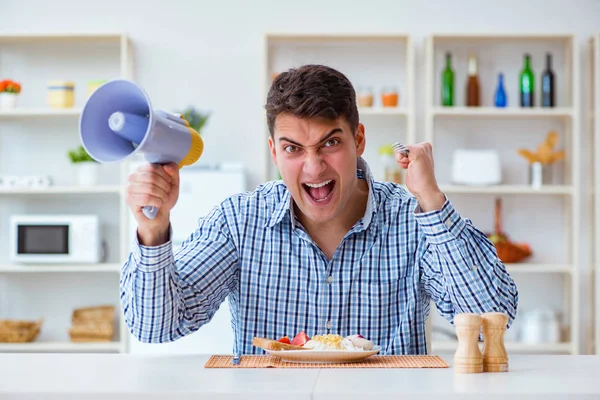 Hoparlörlü koca karısına bağırıyor.