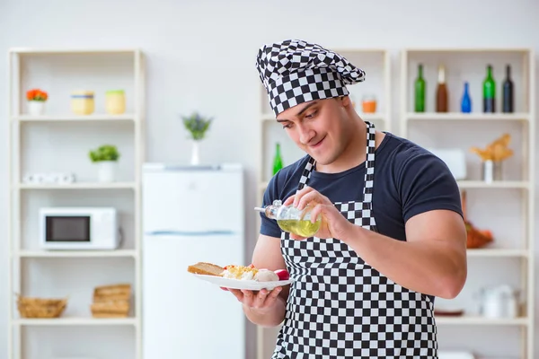 Cocinero cocinero cocinando una cena de desayuno en la cocina — Foto de Stock