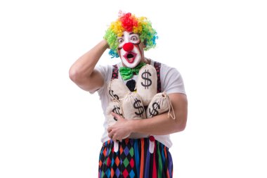 Beyaz arka planda para çuvalları olan komik bir palyaço.