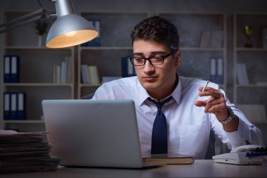 Stres altındaki iş adamı ofiste sigara içiyor