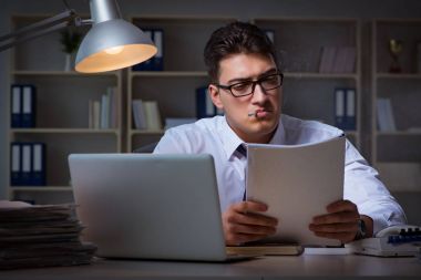 Stres altındaki iş adamı ofiste sigara içiyor