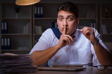 Adam gece geç saatlere kadar kalıyor ve esrar içiyor.