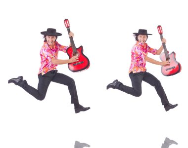 gitar üzerinde beyaz izole olan adam