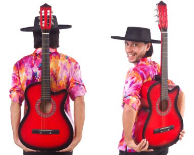 Gitarlı bir sombrero giyen adam.