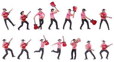 Gitarlı bir sombrero giyen adam.