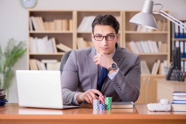 İşadamı işte kumar oynuyor.