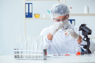 Doktor yeni ilaçları tıbbi amaçlar için test ediyor