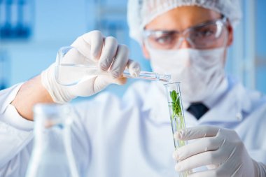 Laboratuvarda bilim adamıyla biyoteknoloji kavramı