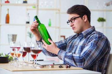 Profesyonel şarap garsonu kırmızı şarap tadıyor.