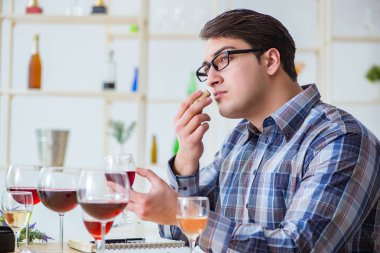 Profesyonel şarap garsonu kırmızı şarap tadıyor.