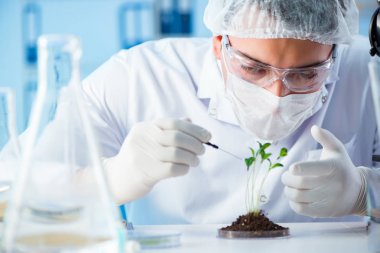 Laboratuvarda bilim adamıyla biyoteknoloji kavramı