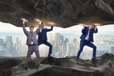 Baskı altında taşı destekleyen iş adamı