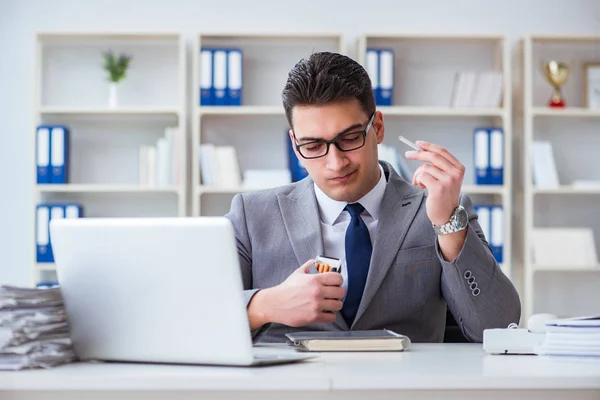 Empresario fumando en oficina en el trabajo —  Fotos de Stock