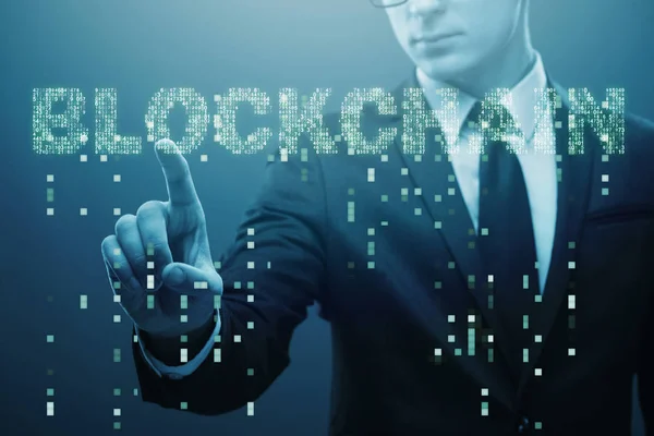 Homme d'affaires dans le concept de crypto-monnaie blockchain — Photo