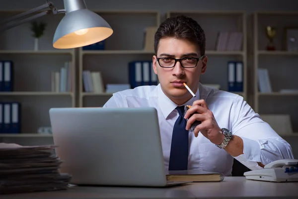 Stresszhatás alatt álló üzletember dohányzás az irodában — Stock Fotó