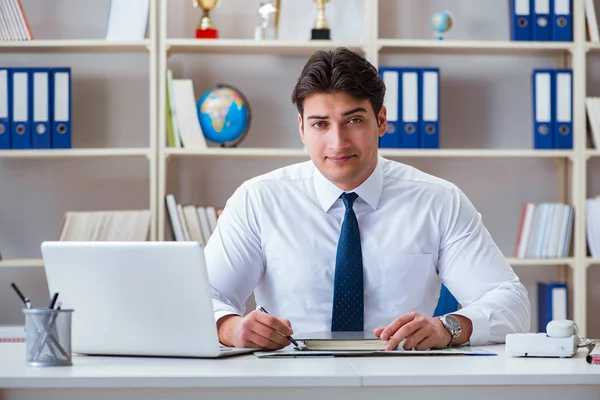 Geschäftsmann Agent arbeitet im Büro — Stockfoto