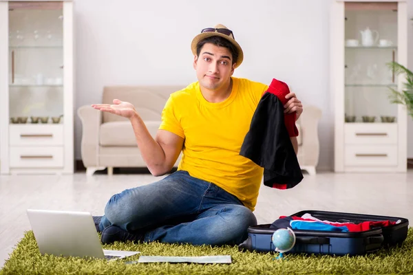 Hombre planeando su viaje de vacaciones con mapa — Foto de Stock