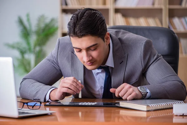 Empresario drogadicto en la oficina — Foto de Stock