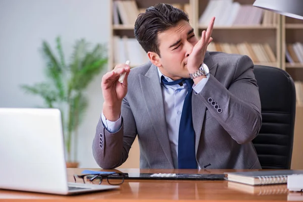 Ofisteki uyuşturucu bağımlısı işadamı.