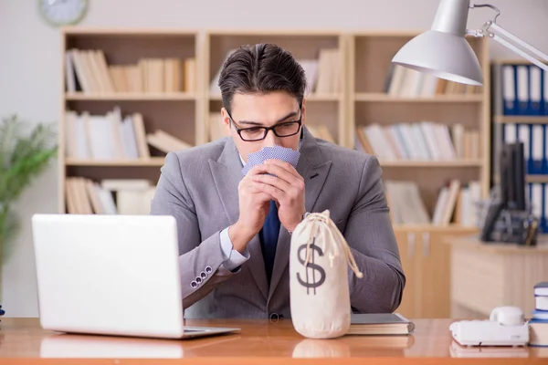 Empresário jogando cartas no trabalho — Fotografia de Stock