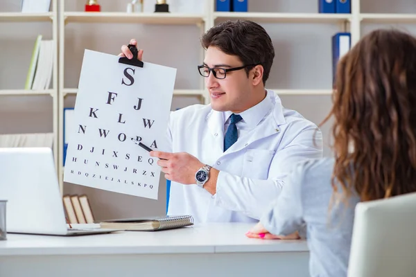 Medico ottico con carta delle lettere che effettua un controllo dell'occhio — Foto Stock