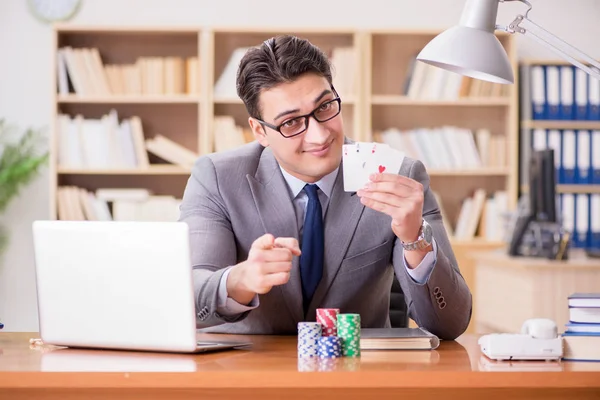 Affärsman spelande spelkort på jobbet — Stockfoto