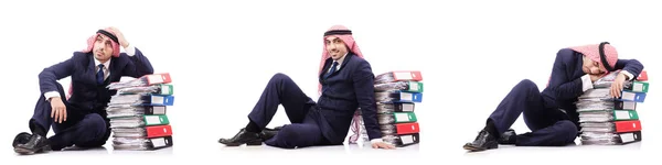 Homme d'affaires arabe avec de nombreux dossiers sur blanc — Photo