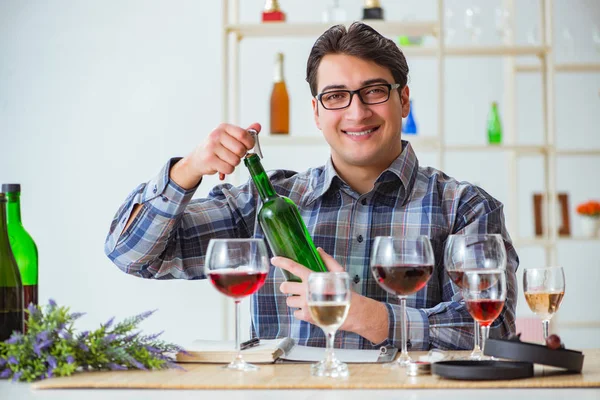 Profesyonel şarap garsonu kırmızı şarap tadıyor.