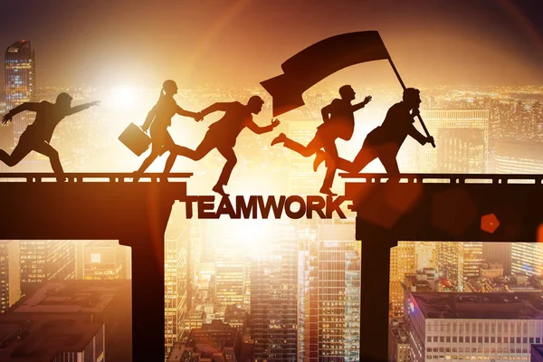 Concepto de trabajo en equipo con gente de negocios cruzando el puente — Foto de Stock