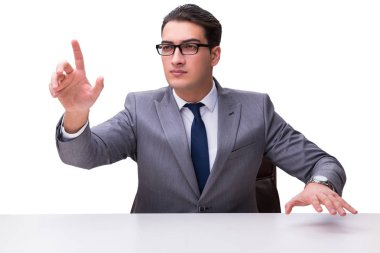 Beyaz torba üzerinde sanal düğmelere basan genç işadamı