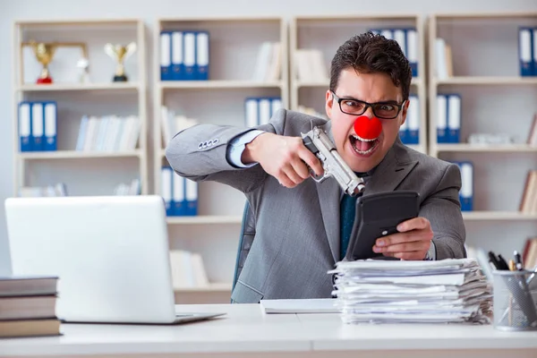 Ofiste çalışan palyaço işadamı sinirli bir...