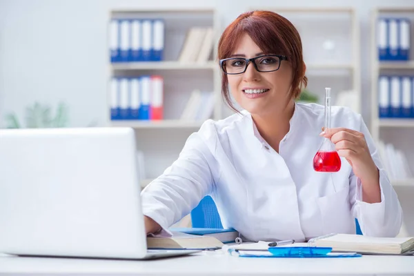 Pesquisadora cientista conduzindo uma experiência em um labora — Fotografia de Stock