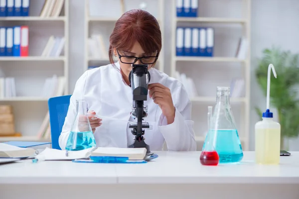 Wissenschaftlerin bei einem Experiment in einem Labor — Stockfoto