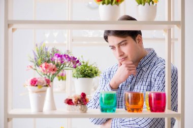 Genç yakışıklı dükkândan alışveriş yapıyor.