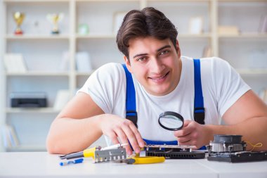 Masaüstü bilgisayarını tamir eden bilgisayar tamircisi