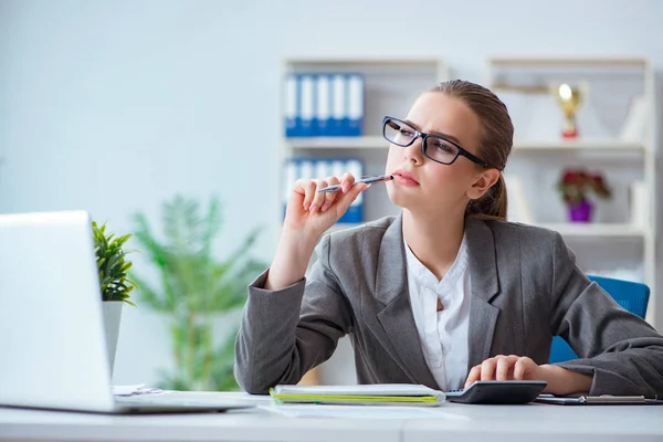 Jonge zakenvrouw accountant werkzaam in het kantoor — Stockfoto