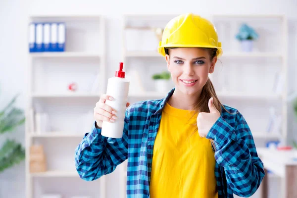 Mujer joven pintando en casa — Foto de Stock