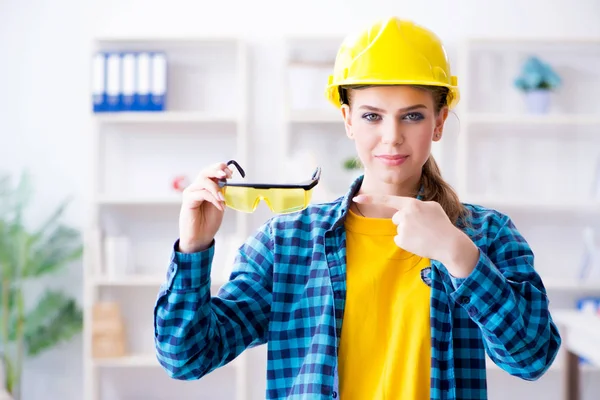 Atölyedeki koruyucu gözlüklü kadın.