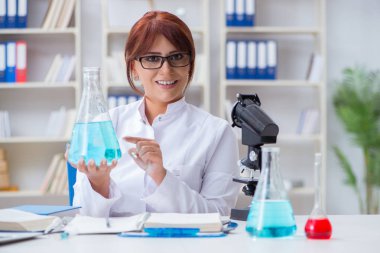 Bir laboratuarda deney yapan kadın bir bilim adamı.