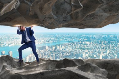 Baskı altında taşı destekleyen iş adamı