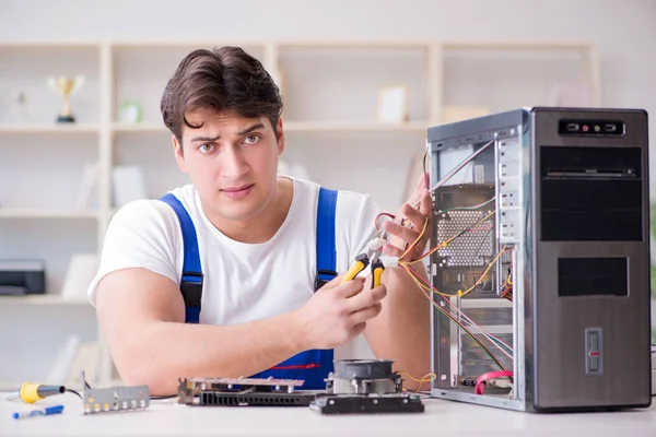 Masaüstü bilgisayarını tamir eden bilgisayar tamircisi